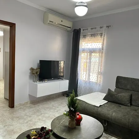 Cozy And Spacios In Ish Blloku Τίρανα